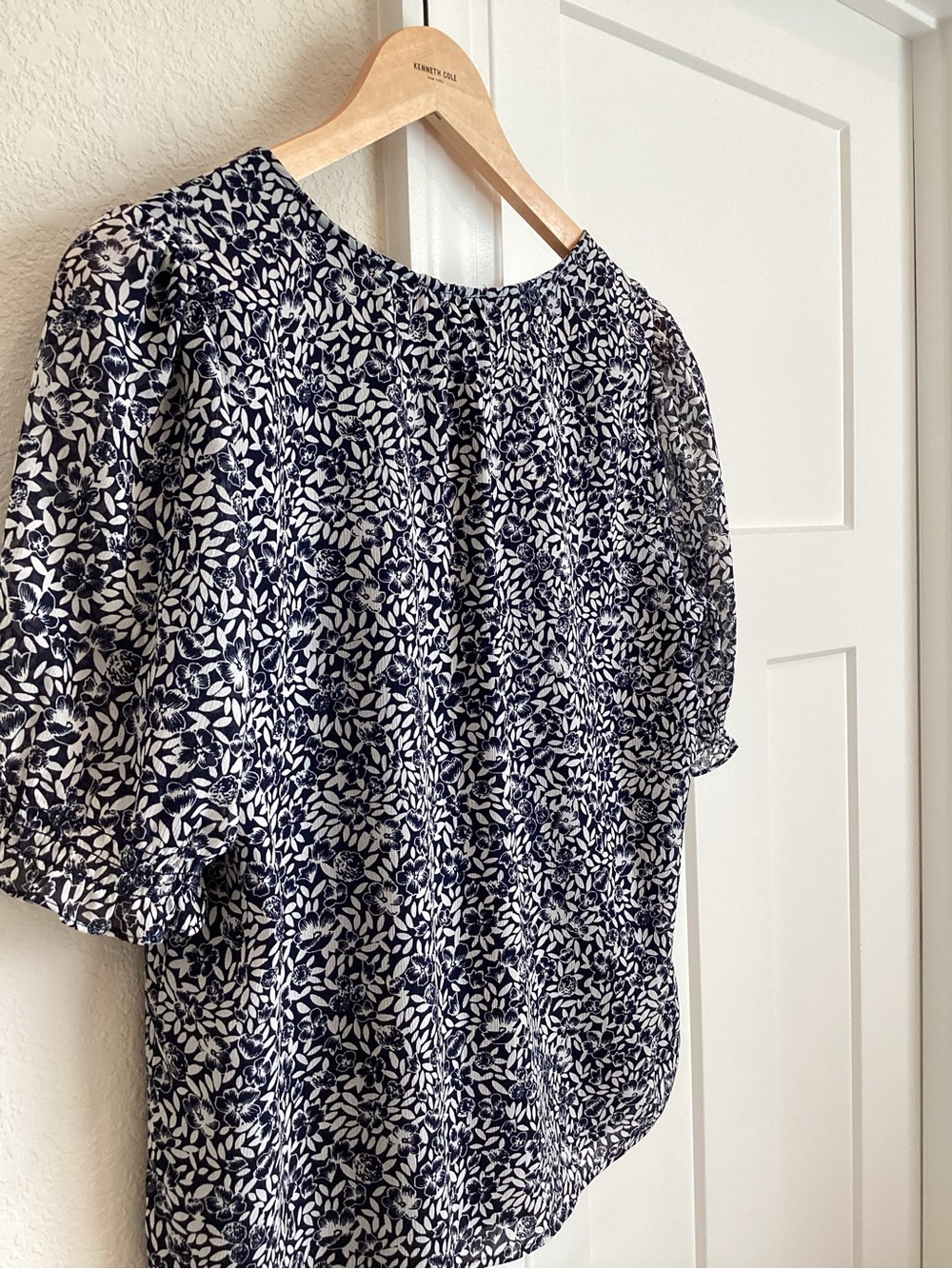 JCrew V-Neck Short Sleeve Ruffle Blouse Small White Navy Floral - Picture 7 of 9